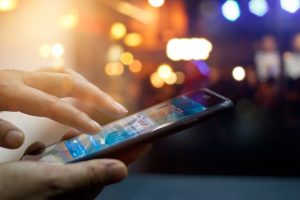 Mobile payment, Man using mobile payments online shopping and ic | Realidad Económica