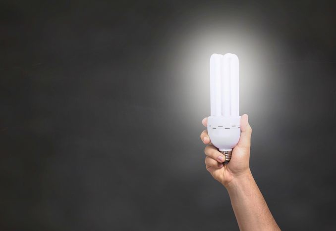 El certificado energético es un requisito legal imprescindible en España desde hace más de una década, pero su cumplimiento no solo responde a una obligación normativa. Contar con este documento permite al propietario conocer el nivel de eficiencia energética de su inmueble, así como identificar posibles mejoras para reducir el consumo y el gasto en suministros. Esta herramienta, además, cobra especial relevancia en regiones con alta demanda inmobiliaria como la Costa Blanca y Murcia, donde cada detalle influye en el atractivo del inmueble en el mercado. En estas zonas, caracterizadas por un alto volumen de transacciones inmobiliarias y un clima cálido, la eficiencia energética no solo se asocia al cumplimiento legal, sino también al confort de la vivienda. Por ello, disponer del certificado de forma ágil y a un precio razonable se ha convertido en una prioridad para propietarios, compradores y arrendadores. Entender qué es este documento, cómo se obtiene y cuáles son sus ventajas prácticas, es el primer paso para optimizar tanto el tiempo como los recursos económicos en el proceso. ¿Qué es el certificado energético y por qué es obligatorio? El certificado energético o Certificado de Eficiencia Energética (CEE) es un documento oficial que evalúa el consumo de energía y las emisiones de CO₂ de una vivienda, local o edificio. Este informe clasifica el inmueble en una escala que va desde la letra A (más eficiente) hasta la G (menos eficiente), proporcionando además recomendaciones para mejorar su rendimiento energético. Desde junio de 2013, es obligatorio presentar el certificado energético en Murcia en cualquier operación de compraventa o alquiler en España. Tanto si se trata de una vivienda habitual como de una segunda residencia, el propietario debe incluir la calificación energética en anuncios y contratos. Ventajas de contar con un certificado energético actualizado Más allá del cumplimiento legal, disponer de un certificado energético vigente y preciso ofrece múltiples beneficios prácticos: Mejora el valor del inmueble: Una mejor calificación energética puede influir positivamente en la decisión del comprador o arrendatario. Optimización del consumo energético: Las recomendaciones incluidas ayudan a implementar mejoras que reducen la factura energética. Evita sanciones: No contar con el certificado puede conllevar multas económicas de hasta 6.000 euros. Facilita trámites administrativos: Es un requisito también en reformas, cambios de uso o solicitudes de subvenciones energéticas. Cómo obtener tu certificado energético en la Costa Blanca o Murcia El proceso de obtención es relativamente sencillo, pero requiere de ciertos pasos técnicos que deben ser realizados por un profesional acreditado. En zonas como la Costa Blanca y Murcia, donde el número de viviendas destinadas al turismo y la inversión es elevado, se ha popularizado la necesidad de contar con soluciones rápidas y fiables. Una alternativa habitual para los propietarios es recurrir a servicios especializados que permiten agilizar el trámite sin comprometer la legalidad ni la calidad del informe. Este tipo de servicios ofrecen precios cerrados, rapidez de entrega e incluso la gestión directa del registro oficial del certificado en la administración correspondiente. ¿Qué incluye un certificado energético? El informe técnico elaborado por el profesional certificador incorpora varios elementos que permiten al usuario comprender el estado energético de su inmueble: Datos del inmueble: superficie útil, orientación, año de construcción, etc. Calificación energética: letra asignada en función del consumo. Emisiones de CO₂: expresadas en kg/m² al año. Consumo energético estimado: en kWh/m² al año. Recomendaciones de mejora: sugerencias para optimizar el rendimiento del edificio. Todo ello queda registrado en una base de datos autonómica y tiene una validez de 10 años, salvo que se realicen reformas significativas que afecten a la eficiencia del edificio. Consejos para optimizar el proceso de certificación Si bien se trata de un procedimiento técnico, existen varios aspectos que pueden facilitar la obtención del certificado: Preparar la documentación: escritura de la propiedad, recibos de suministros, planos si se tienen. Comprobar que el técnico esté habilitado: debe estar inscrito en el registro oficial de certificadores energéticos. Solicitar varios presupuestos: aunque no siempre el más barato es el más recomendable, comparar opciones permite valorar el servicio completo. Optar por servicios digitales: plataformas online como la que ofrece el trámite de cómo obtener tu certificado energético en Orihuela Costa de forma rápida permiten gestionar todo el proceso sin desplazamientos, lo que es especialmente útil para propietarios que no residen en la zona. Costes medios del certificado energético en España El precio del certificado varía en función de la ubicación, el tipo de inmueble y su superficie. No obstante, se puede establecer una horquilla orientativa de precios para viviendas estándar: Tipo de vivienda Superficie aproximada Precio estimado Piso pequeño Hasta 80 m² 50 – 80 € Vivienda unifamiliar Entre 100 – 150 m² 80 – 130 € Local comercial Variable 100 – 250 € A estos importes puede añadirse una tasa por el registro autonómico, que en la Región de Murcia, por ejemplo, ronda los 20 €. Los servicios online suelen ofrecer precios más competitivos, integrando tasas y emisión en una sola tarifa. Contexto legal y regional: foco en la Costa Blanca y Murcia Las comunidades autónomas tienen competencias en el registro y control de los certificados energéticos, lo que implica variaciones entre regiones. Tanto la Comunidad Valenciana como la Región de Murcia cuentan con plataformas telemáticas para registrar el certificado, y requieren que este trámite se realice de forma digital. En zonas como Orihuela Costa, Torrevieja o Cartagena, el certificado es especialmente relevante por el volumen de compraventas a extranjeros, que exigen procesos transparentes y rápidos para formalizar operaciones. En este contexto, plataformas especializadas permiten reducir tiempos de espera y asegurar la validez legal de cada certificado emitido. ¿Cuándo renovar o actualizar el certificado energético? Aunque la validez del certificado es de 10 años, existen casos en los que conviene renovarlo antes: Si se realizan reformas en ventanas, aislamiento o sistemas de climatización. Si se ha mejorado la eficiencia energética mediante instalaciones solares o aerotermia. Si se desea actualizar la calificación para mejorar el posicionamiento en portales inmobiliarios. La actualización del certificado puede traducirse en una mejor valoración del inmueble, especialmente en mercados competitivos donde los compradores valoran cada aspecto técnico antes de tomar una decisión.