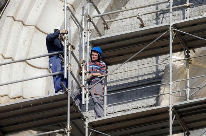 Alquiler de andamios colgantes en Valencia y seguridad | Realidad Económica Alquiler de andamios colgantes en Valencia y seguridad