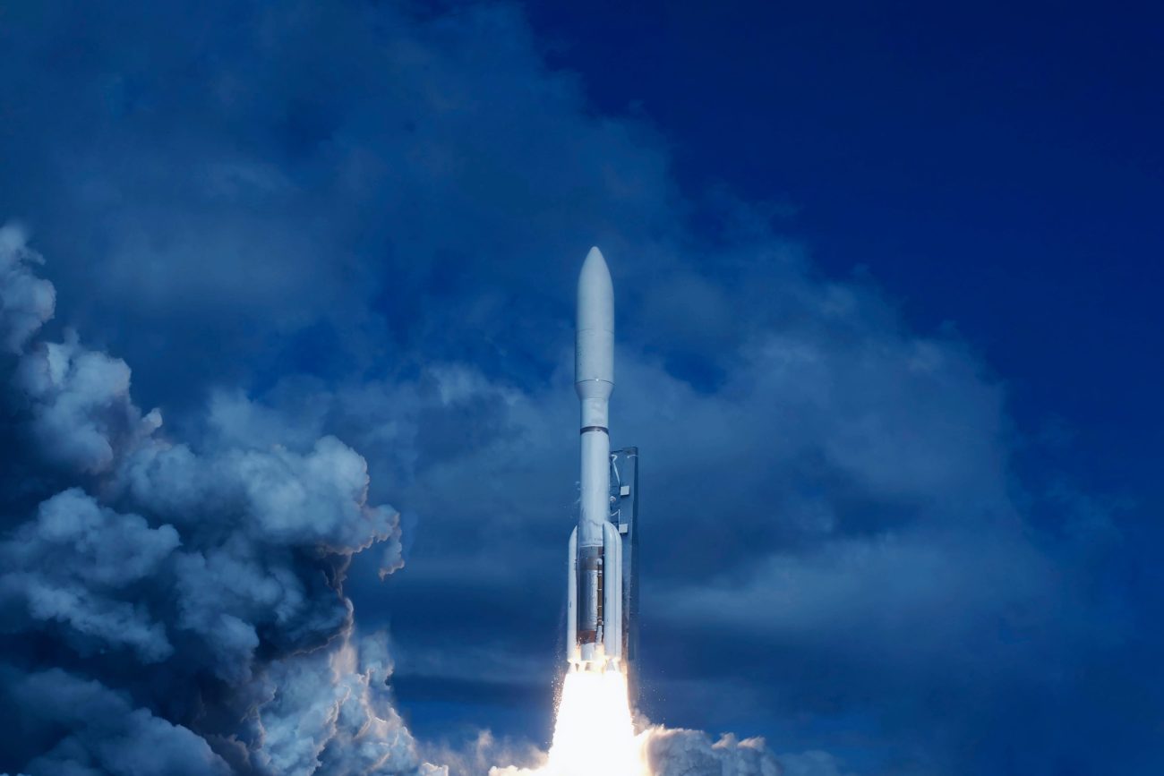 Rocket launch into space High quality photo | Realidad Económica