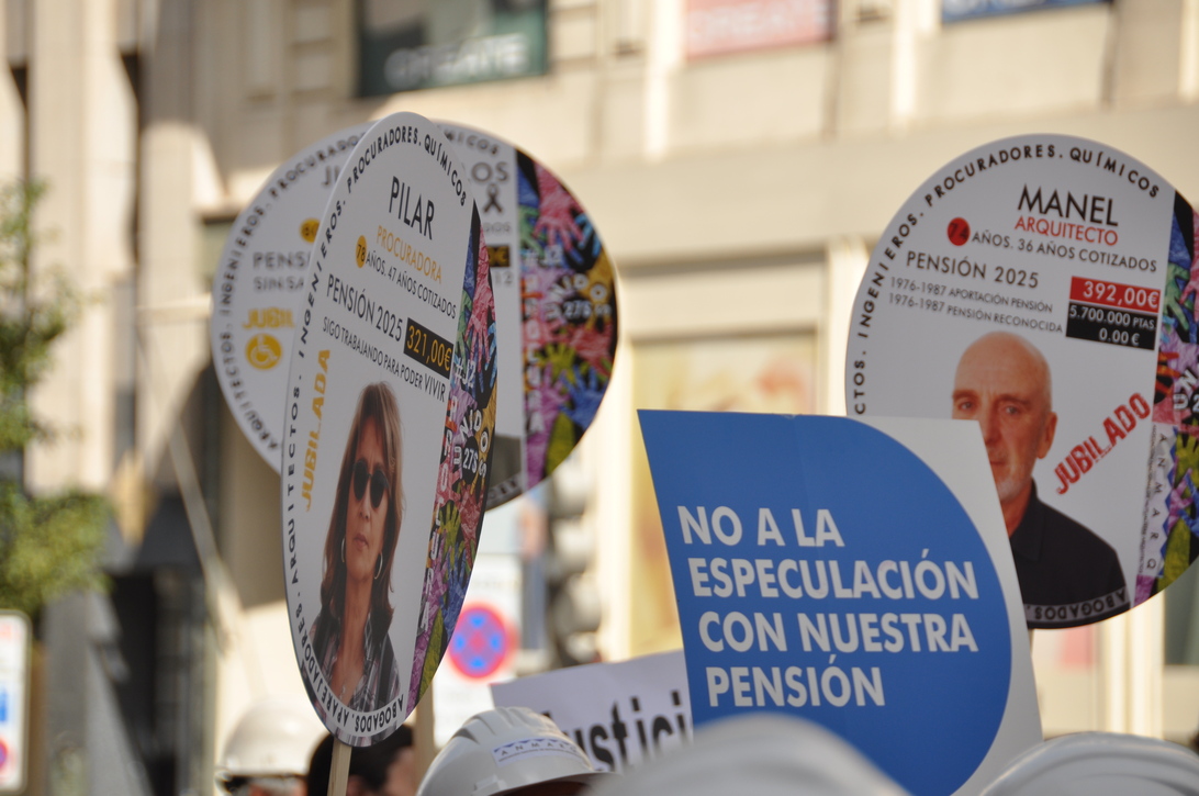 Blue protest sign in Spanish reading 'NO A LA ESPECULACIÓN CON NUESTRA PENSIÓN' held among a crowd; circular campaign posters with faces in the background.